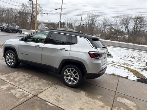 Used 2025 Jeep Compass Limited image 6