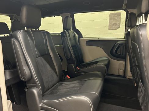 Used 2016 Dodge Grand Caravan SXT image 11