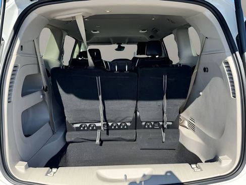 Used 2023 Chrysler Pacifica Touring-L image 8