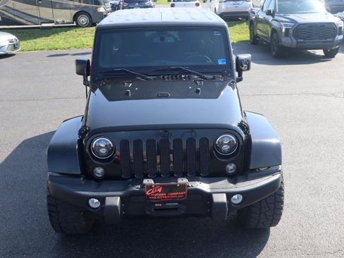 Used 2015 Jeep Wrangler Unlimited Sahara w/ Connectivity Group AWD/4WD image 4