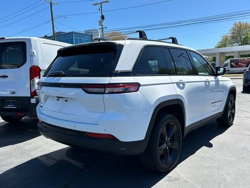 Used 2023 Jeep Grand Cherokee Altitude AWD/4WD image 2