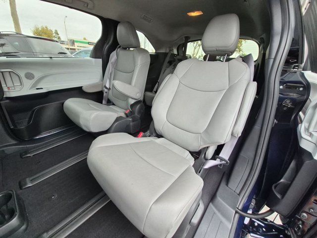 Used 2025 Toyota Sienna XLE AWD/4WD image 18