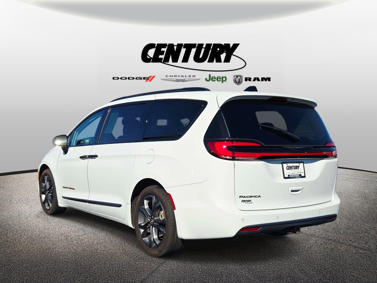 Used 2024 Chrysler Pacifica Touring-L FWD image 6