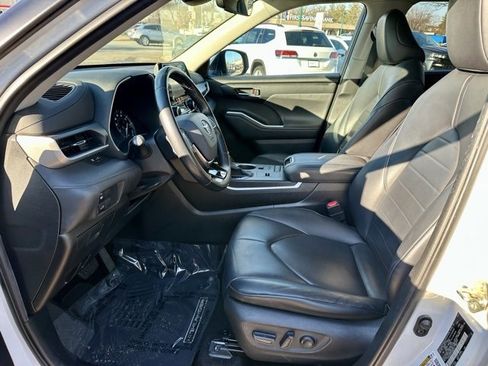 Used 2020 Toyota Highlander XLE image 12