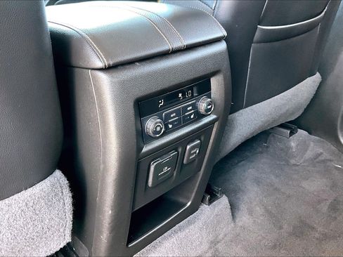 Used 2018 Chevrolet Traverse Premier FWD image 23