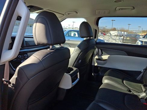Used 2024 Kia Carnival LX image 20