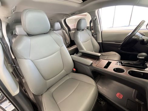 Used 2021 Toyota Sienna XLE image 19