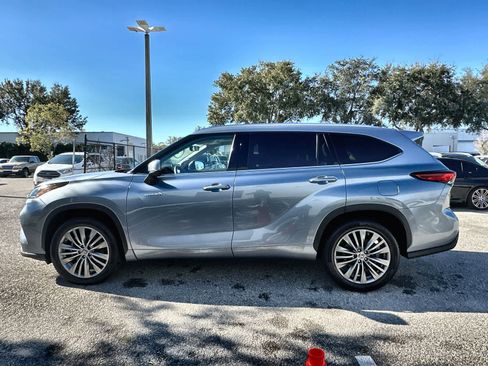 Used 2021 Toyota Highlander Platinum image 3