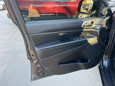 Used 2017 Jeep Grand Cherokee Laredo w/ Quick Order Package 23E image 10