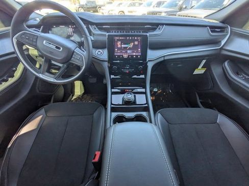 New 2025 Jeep Grand Cherokee Altitude image 13