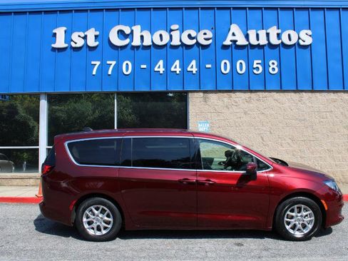 Used 2021 Chrysler Voyager LX image 8