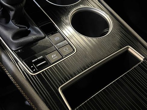 Certified 2025 Toyota Sienna XLE Woodland Edition image 27