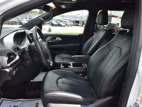 Used 2021 Chrysler Pacifica Touring-L w/ S Appearance Package FWD image 16