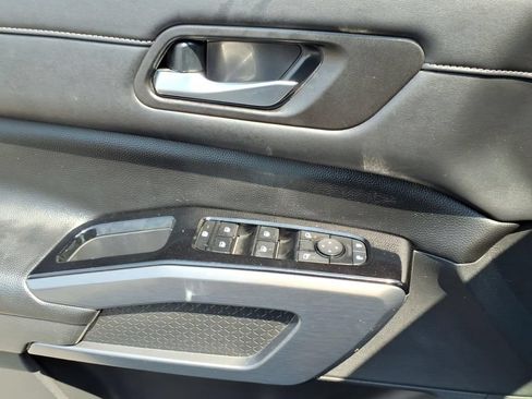 Used 2023 Nissan Pathfinder SL AWD/4WD image 13