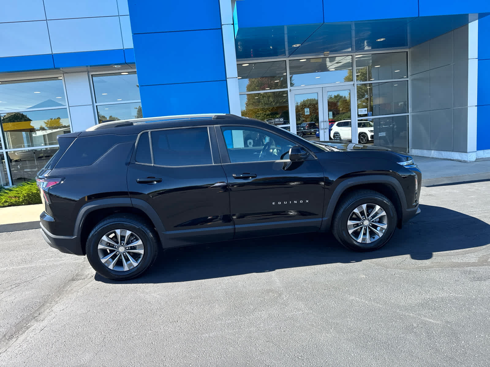 Used 2025 Chevrolet Equinox LT w/ Safety and Technology Package FWD image 3