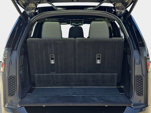 Certified 2024 Land Rover Discovery Metropolitan Edition AWD/4WD image 15