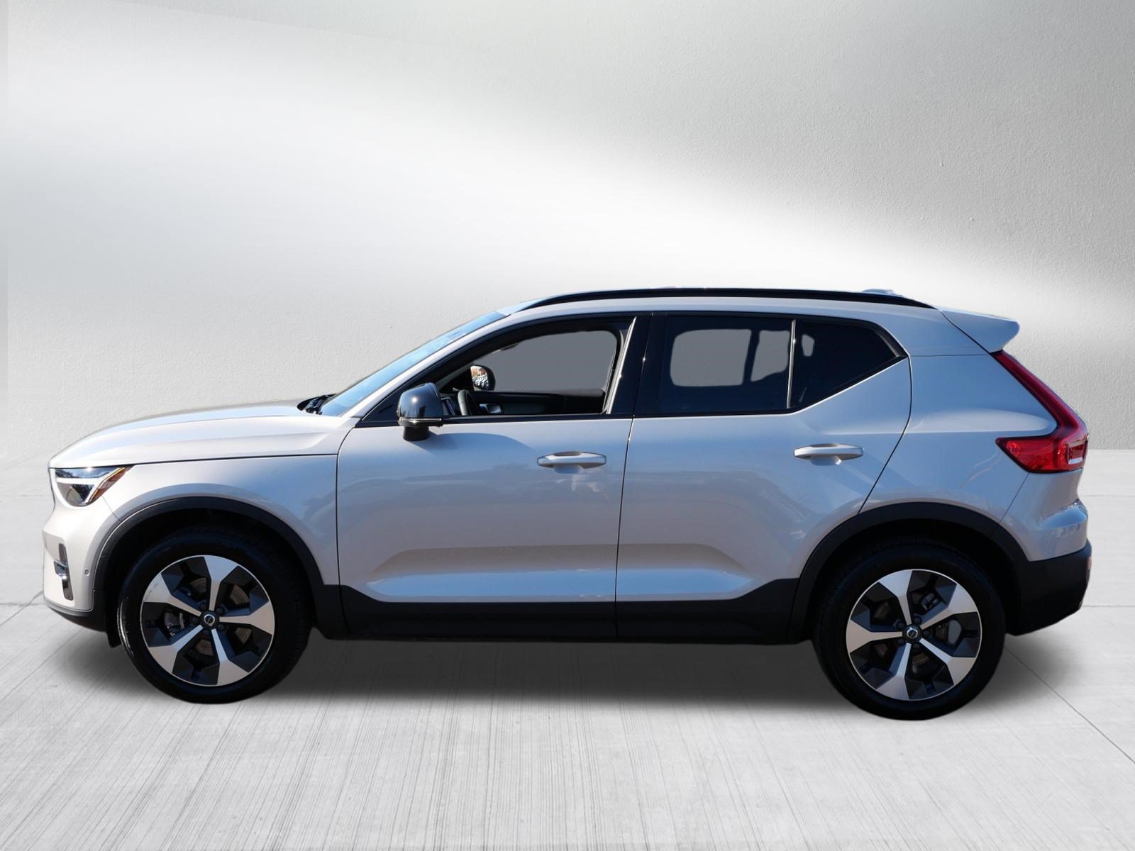 Used 2024 Volvo XC40 B5 Plus w/ Climate Package AWD/4WD image 4