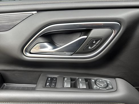 Used 2023 GMC Yukon SLT w/ SLT Premium Package image 15