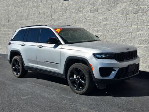 Used 2023 Jeep Grand Cherokee Altitude AWD/4WD image 7