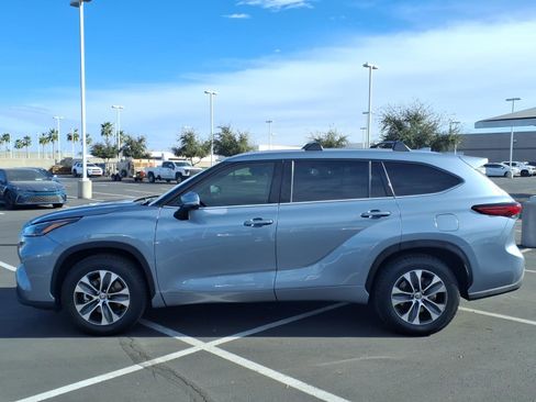 Used 2021 Toyota Highlander XLE image 11