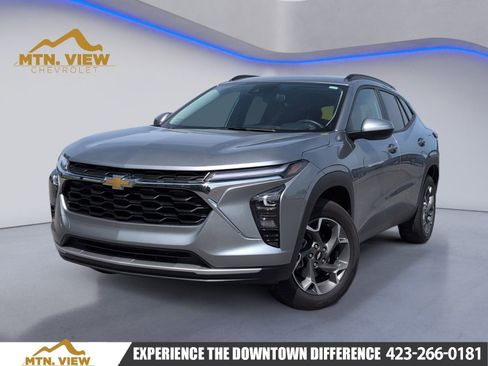 Used 2025 Chevrolet Trax LT w/ Driver Confidence Package image 1