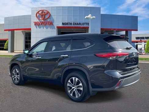 Used 2023 Toyota Highlander XLE image 6