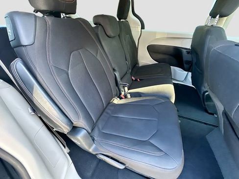 Used 2017 Chrysler Pacifica Touring image 28