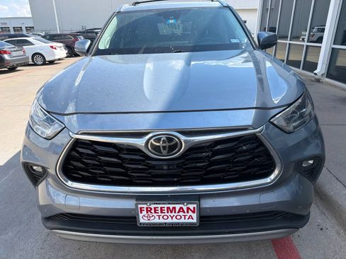 Used 2021 Toyota Highlander Platinum FWD image 3