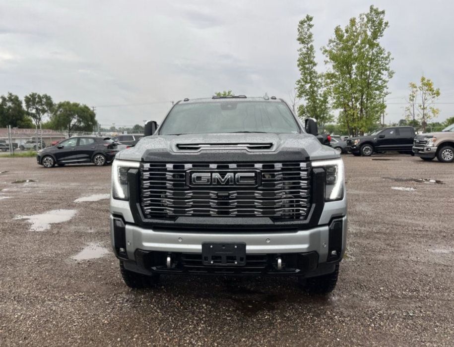 Used 2025 GMC Sierra 2500 Denali Ultimate AWD/4WD image 3