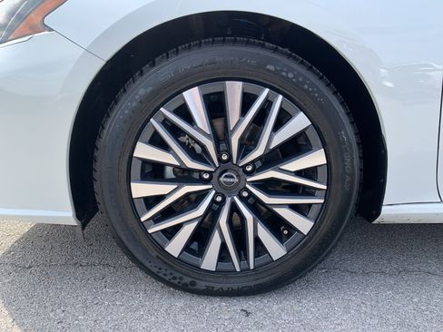 Used 2024 Nissan Altima 2.5 SV image 11