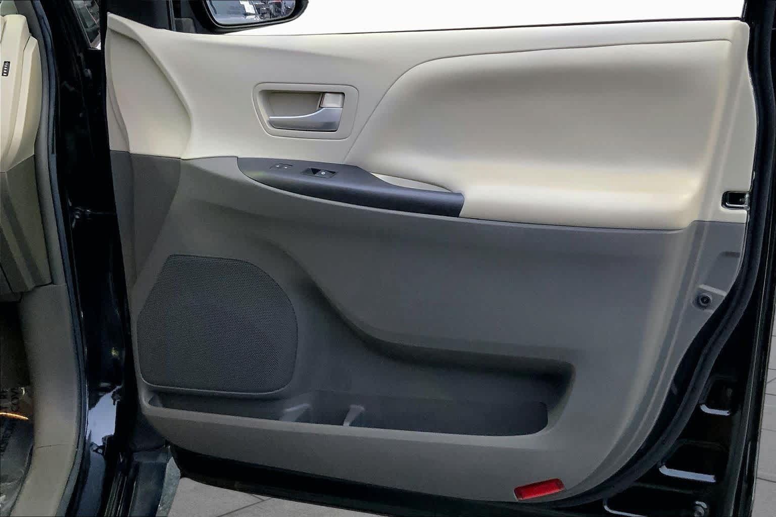 Used 2018 Toyota Sienna LE FWD image 20