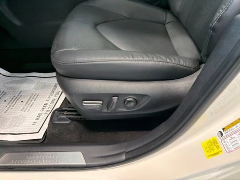 Used 2024 Toyota Grand Highlander AWD image 16