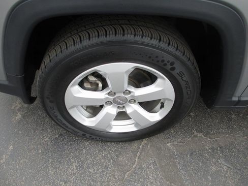 Used 2019 Jeep Compass Latitude FWD image 14
