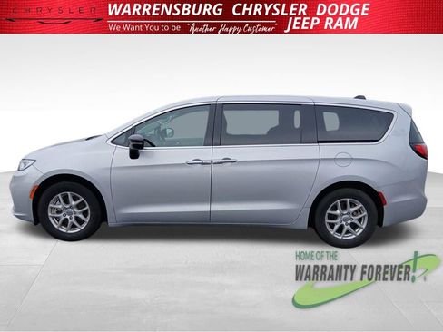 Used 2024 Chrysler Pacifica Touring-L image 7