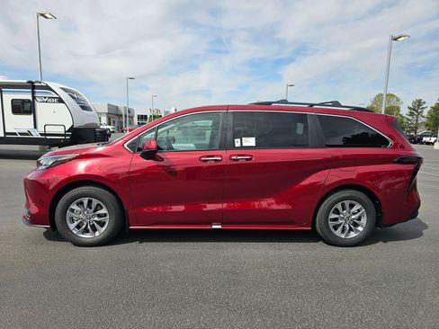 New 2026 Toyota Sienna XLE AWD/4WD image 2