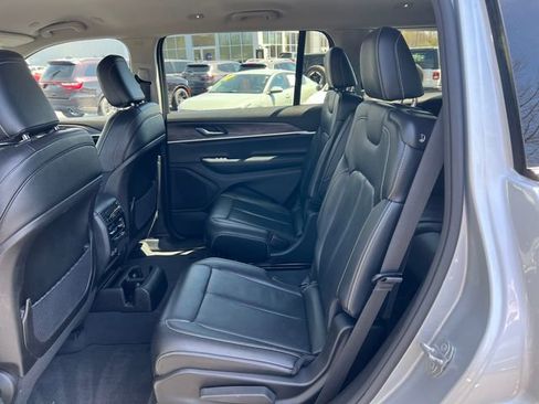Used 2023 Jeep Grand Cherokee L Limited w/ Black Appearance Package AWD/4WD image 5