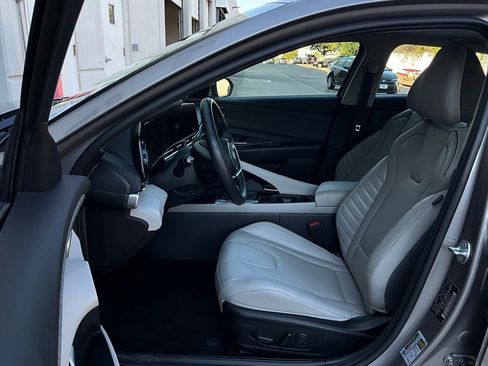 Used 2025 Hyundai Elantra Limited image 10