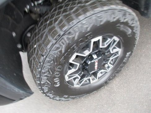 Used 2025 GMC Sierra 2500 AT4X image 13