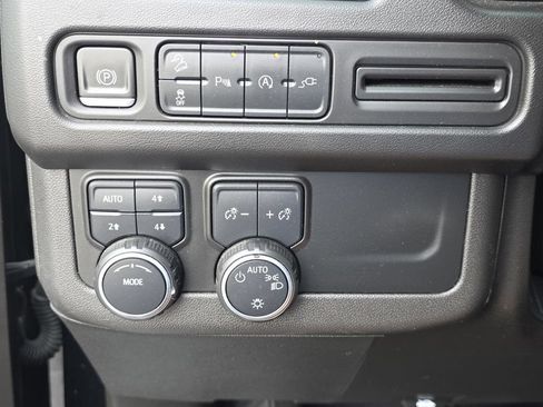 Used 2021 Chevrolet Suburban Z71 AWD/4WD image 25
