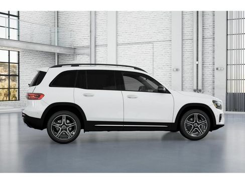 Used 2026 Mercedes-Benz GLB 250 4MATIC image 17