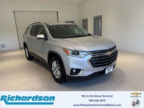 Used 2021 Chevrolet Traverse LT image 1