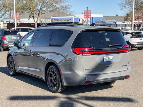 Used 2025 Chrysler Pacifica Premium image 2