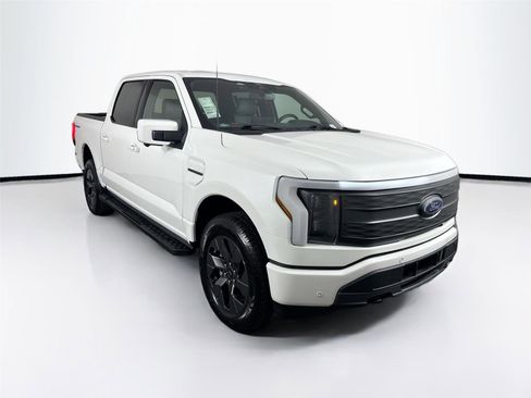 Used 2022 Ford F150 Lightning Lariat image 4