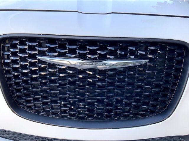 Used 2015 Chrysler 300 S RWD image 5