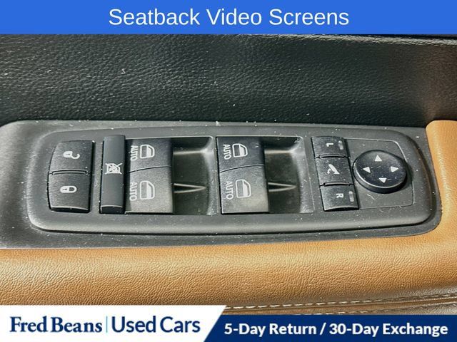 Used 2018 Chrysler Pacifica Limited w/ Tire & Wheel Group FWD image 25