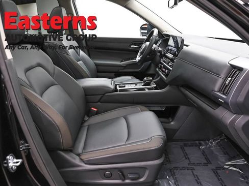 Used 2025 Nissan Pathfinder SL w/ SL Premium Package AWD/4WD image 25