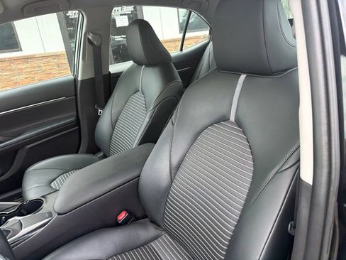 Used 2020 Toyota Camry SE FWD image 3
