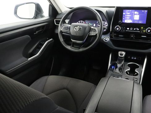 Used 2025 Toyota Highlander LE FWD image 31