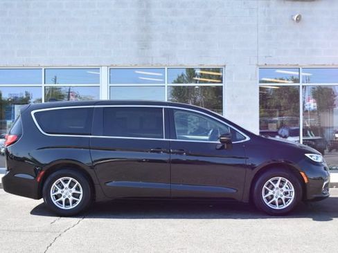 Used 2024 Chrysler Pacifica Touring-L FWD image 2