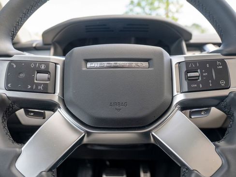 New 2025 Land Rover Discovery Dynamic SE image 14